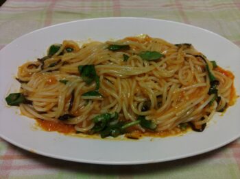 トマトとバジルの米粉パスタ